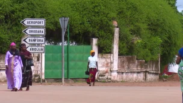 Quattro Clip Pedoni Che Camminano Grande Viale Ouagadougou Mezzo Traffico — Video Stock