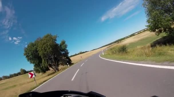 Mit Dem Motorrad Bei Schönem Wetter Deutschland Durch Eine Rechtskurve — Stockvideo