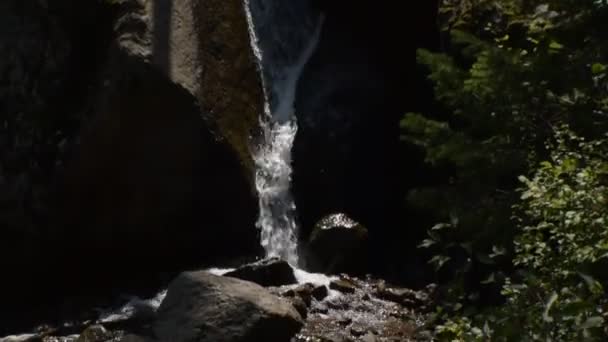 Vattenfall Colorado Bergen — Stockvideo