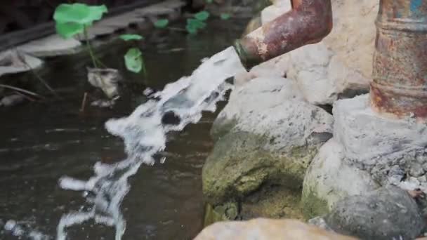 Lambat Gerak Air Mengalir Dari Berkarat Tua Pompa Taman Laguna — Stok Video