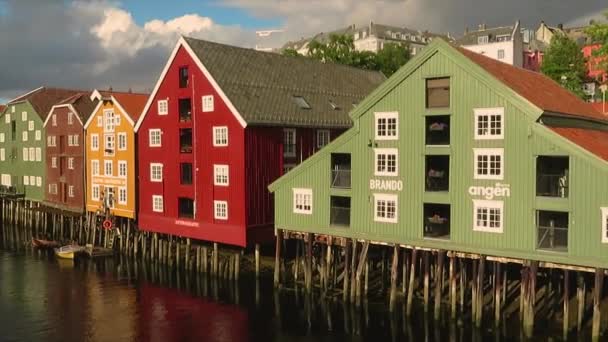 在挪威特隆赫姆的一条河边有彩色房屋 — 图库视频影像
