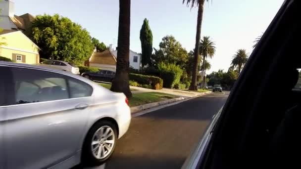 Tiro Constante Condução Por Bairro Suburbano Casas Luxo — Vídeo de Stock