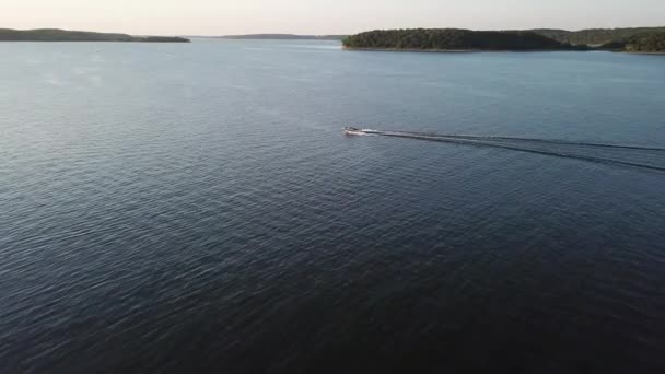 Vista Aérea Lenta Cinematográfica Barco Que Navega Por Lago — Vídeo de stock