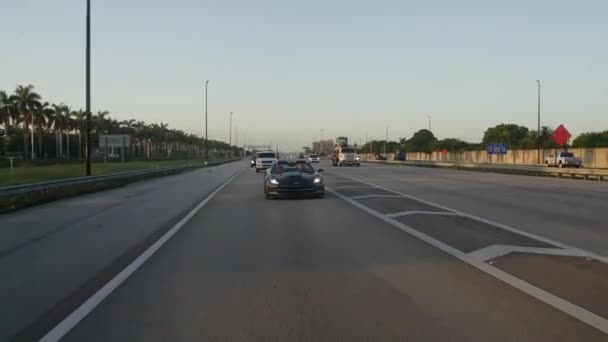 Słoneczny Poranek Corvette Zmieniającą Pasy Ruchu Autostradzie — Wideo stockowe