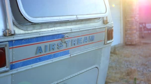 Luchtstroom Trailer Logo Achterkant Van Vintage Metalen Trailer — Stockvideo