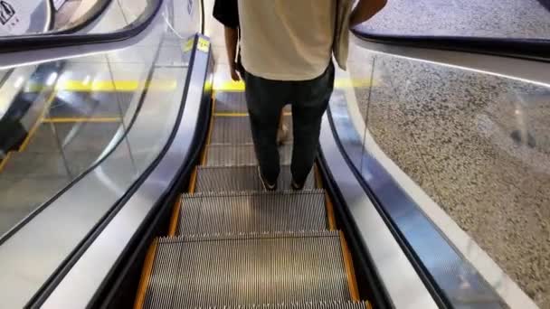 Escada Rolante Tiro Tacking Com Homem Saindo — Vídeo de Stock
