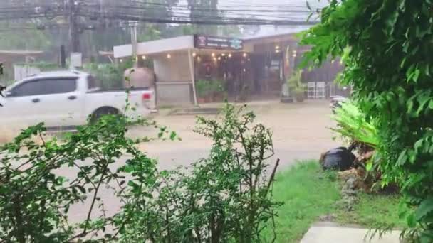 Busz Autó Kerékpár Átkelés Pocsolya Úton Thaiföldön Esős Évszakban — Stock videók