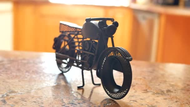 Escultura Alambre Metal Vintage Motocicleta Orbiting — Vídeo de stock