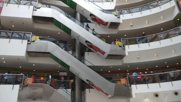 人们使用自动扶梯与家人外出购物的购物中心的手持内部视频 零售商店经营业务 未经编辑的低镜头 — 图库视频影像