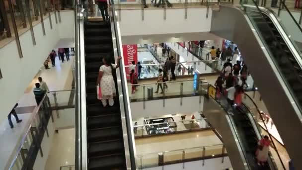 Handheld Innenvideo Von Einkaufszentrum Dem Die Menschen Rolltreppen Benutzen Mit — Stockvideo