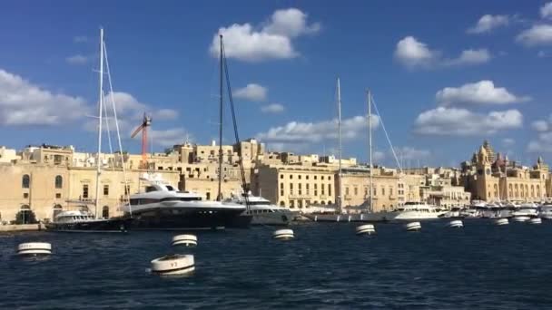 Luxus Jacht Kikötő Malta Eredeti Épületek Háttérben — Stock videók