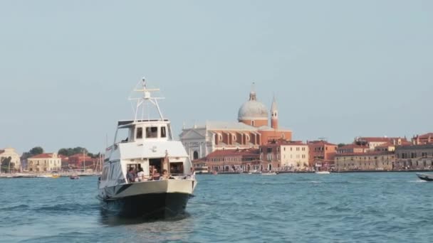 Una Nave Partenza Dal Canal Grande Venezia — Video Stock