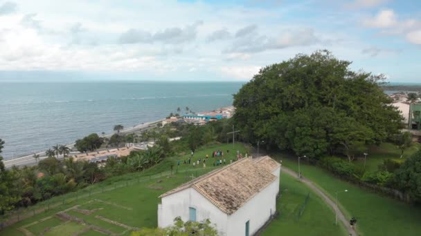 Cinematic Aerial Flyger Över Historisk Kyrka Porto Seguro Brasilien Avslöjar — Stockvideo
