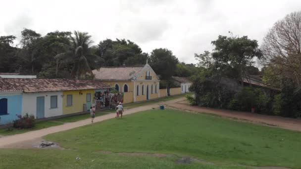 Cinematic Aerial Voando Longo Uma Estrada Terra Mostrando Turistas Caminhando — Vídeo de Stock