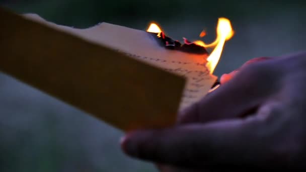 手はライターで手紙を書きます 火と煙 感情的な瞬間 — ストック動画