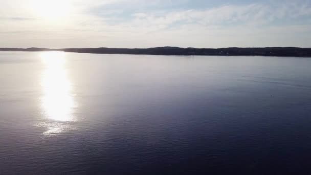 Flygfoto Låg Sol Reflekteras Ett Stort Område Vatten — Stockvideo