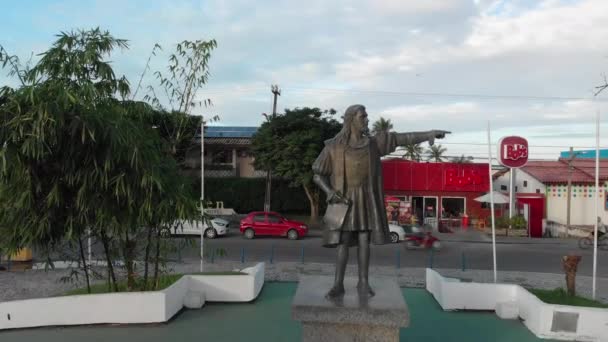 4Kシネマティック航空映像は ブラジルのポルト セグロに人々を歓迎するペドロ ラヴェレス カブラルの像を持ち上げ明らかにします — ストック動画