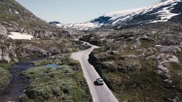 Carro Branco Nissan Está Dirigindo Através Bela Natureza Noruega Este — Vídeo de Stock