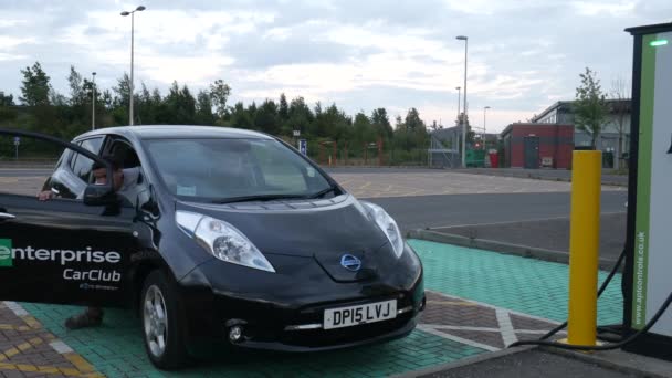 Man Esce Dalla Guida Destra Nissa Leaf Dal Noleggio Auto — Video Stock