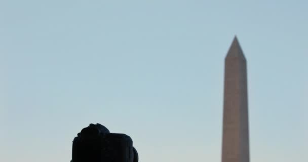 Fotograf Vezme Časovou Prodlevu Přílivové Pánvi Washingtonova Památníku Jiného Úhlu — Stock video