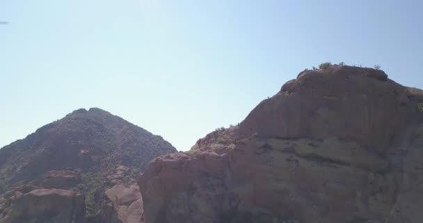 多莉向两个山峰进发 背后是晴朗的天空 具有视差效应的缓慢的无人机运动 亚利桑那州索诺兰沙漠 — 图库视频影像
