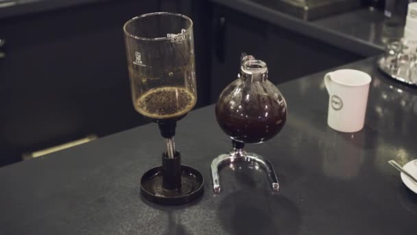 Barman Nalévá Uvařený Syphon Poháru — Stock video