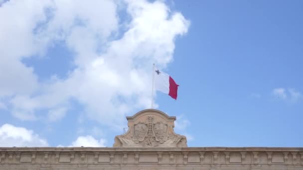 Flagge Von Malta Auf Einem Gebäude Stadtzentrum — Stockvideo