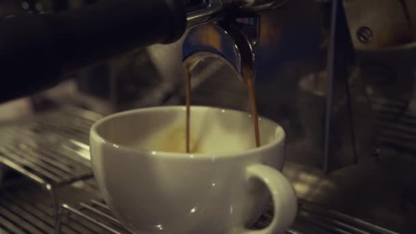 Café Fresco Vem Máquina Café Câmera Lenta — Vídeo de Stock