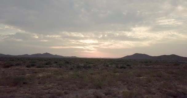 無人機 ゆっくりと 砂漠を眺めながら 太陽の沈む地平線の2つの遠くの山々 ソノラ砂漠 アリゾナ州 — ストック動画