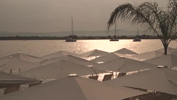 Talya Gün Batımında Bir Tatil Beldesinde Plaj Şemsiyeleri — Stok video