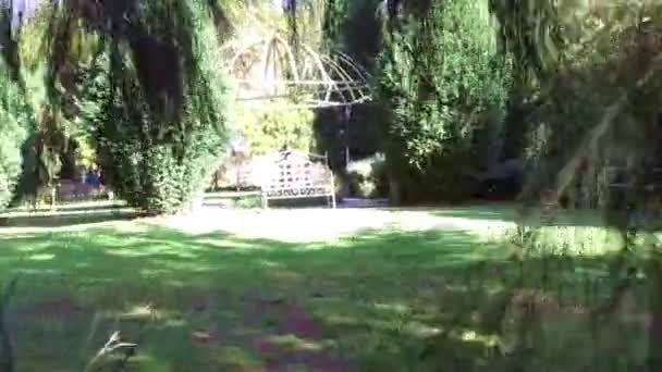 Schoot Door Bomen Van Een Tuin Naar Een Open Prieel — Stockvideo