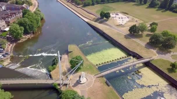 Survol Aérien Passerelle Piétonne Skate Park Rivière Exe Exeter Angleterre — Video