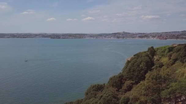 Flygfoto Över Torquay Klippan Och Kusten Båt Syns Havet — Stockvideo