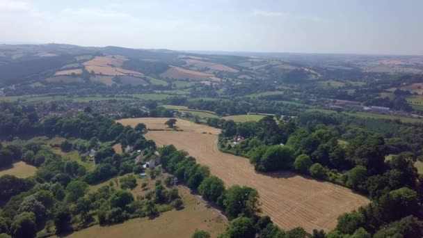 Schweben Über Eine Gemähte Gelbe Weide Der Englischen Patchwork Landschaft — Stockvideo