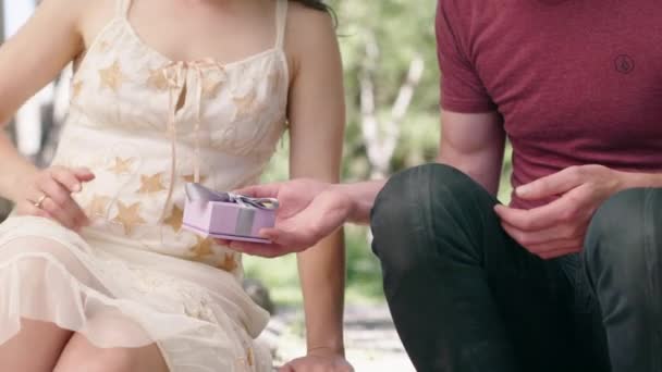 Manos Masculinas Milenarias Bonita Caja Regalo Joyería Femenina Milenaria Con — Vídeo de stock