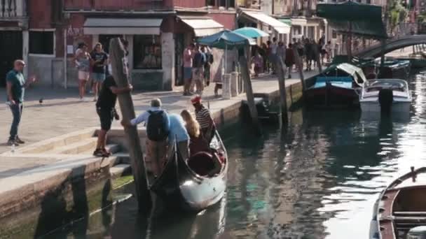 Persone Che Camminano Navigano Attraverso Città Venezia — Video Stock