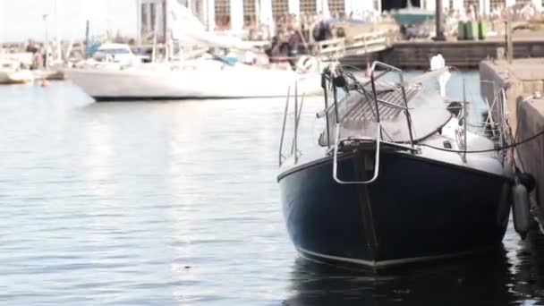 Ein Kleines Schiff Schaukelt Kleinen Hafen Von Eira Helsinki Bei — Stockvideo