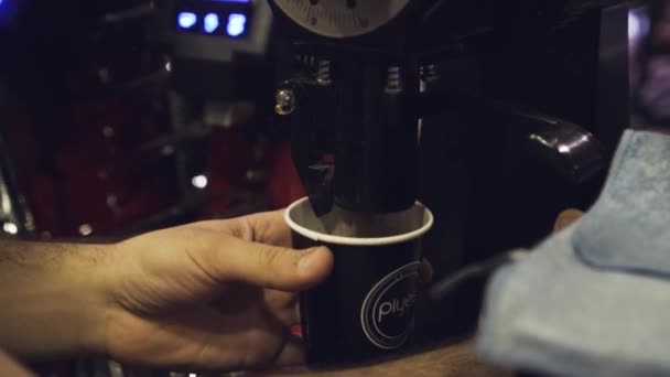 Macinazione Chicchi Caffè Fresco Primo Piano Rallentamento — Video Stock