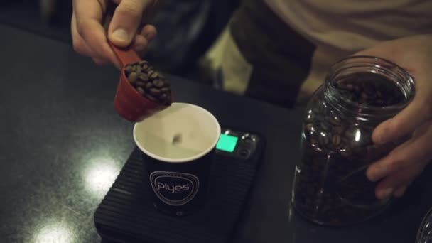 Pesage Des Grains Café Sur Balance Électronique — Video