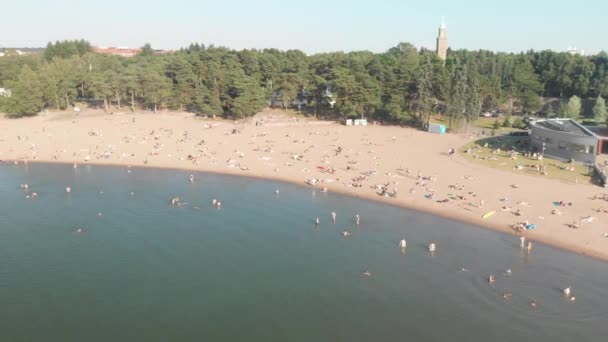 フィンランド ヘルシンキのハイエタニエミ ビーチから撮影されたドローン — ストック動画