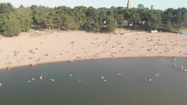 Ett Drönarskott Den Berömda Stranden Hietaniemi Helsingfors Finland Midsommar — Stockvideo