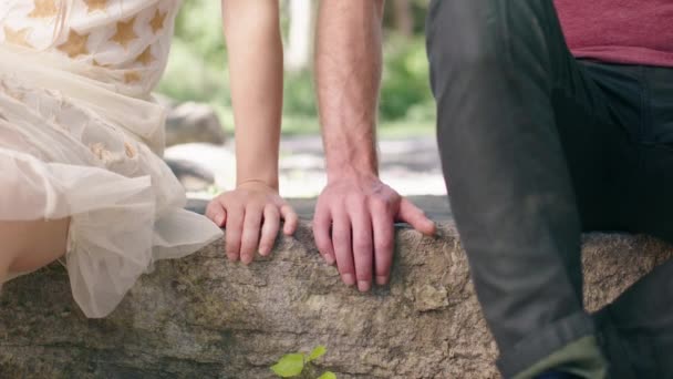 男性と女性のスローモーションの手は 神経の愛情で互いに向かって移動 可能な最初の日付 — ストック動画