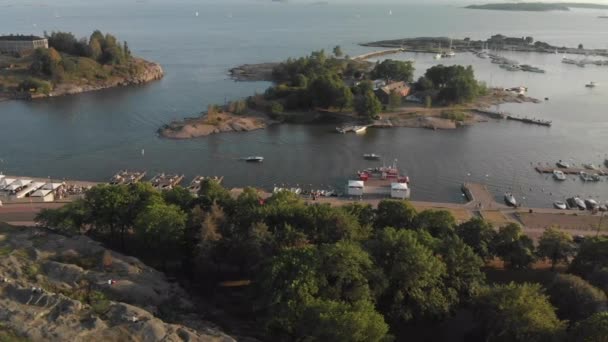 Ptačí Oko Dron Vystřelen Parku Helsinkách Finsku Při Západu Slunce — Stock video