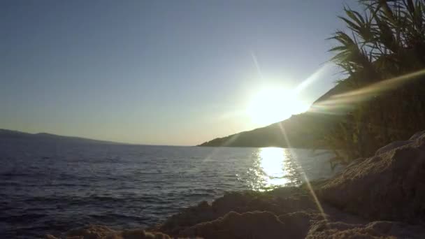 Tijdsverloop Van Zonsondergang Zee Met Blauwe Lucht — Stockvideo