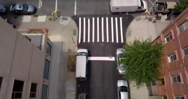 Przechylający Się Strzał Drona Tętniącym Życiem Skrzyżowaniu Brooklynie — Wideo stockowe