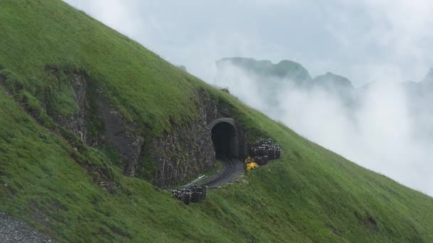 高山上的火车隧道 为旧式蒸汽机车增压机罗刺交换器 — 图库视频影像