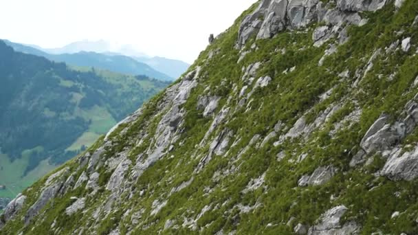 Steiler Berg Mit Kleinem Dorf Hintergrund Bei Schlechtem Wetter Schweizer — Stockvideo