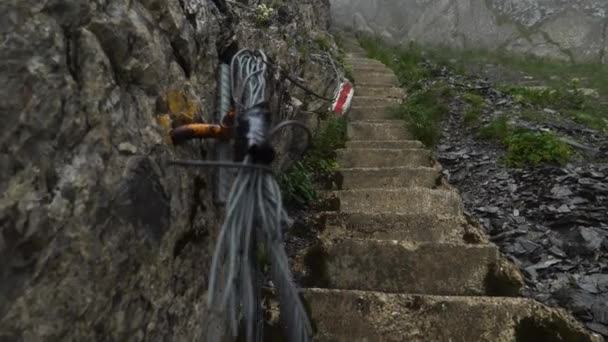 Steiler Und Gefährlicher Wanderweg Mit Treppe Und Wegweiser Den Schweizer — Stockvideo