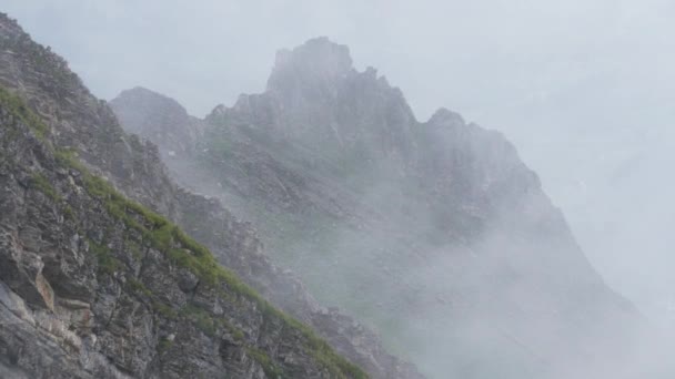 雾笼罩在陡峭的高山上 在瑞士的阿尔卑斯山中 — 图库视频影像