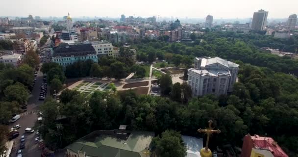 Drohne Fliegt Rückwärts Über Andreaskirche Kiew — Stockvideo
